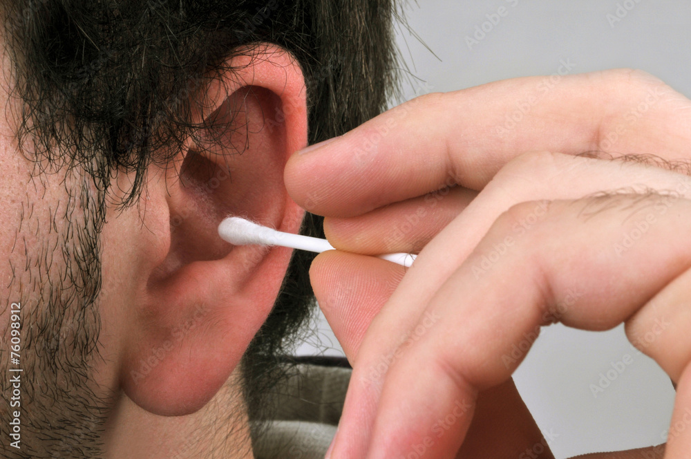 Nettoyage d'oreille au coton tige Nettoyage d'oreille au coton tige