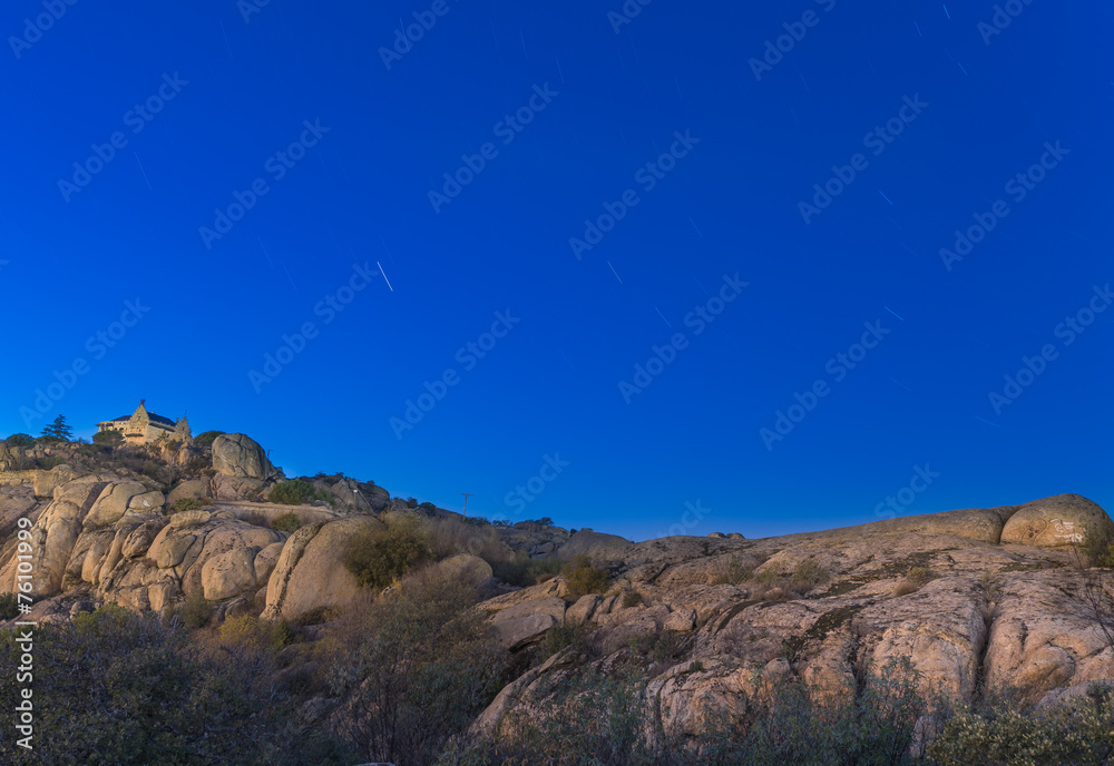 Obraz premium Atardecer en Torrelodones, trazas de estrellas, Madrid,España