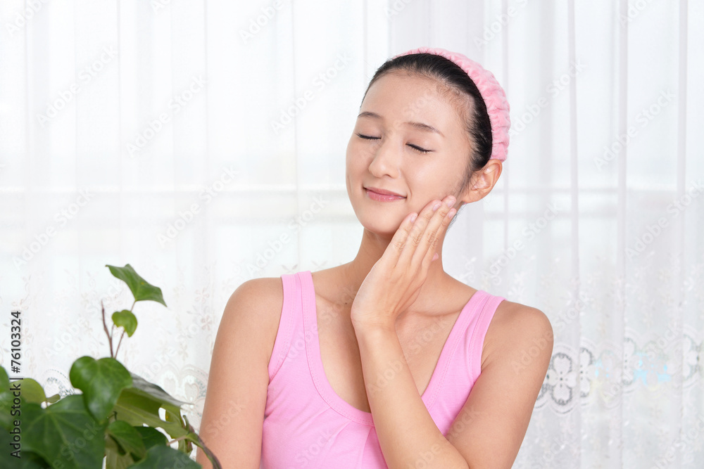 スキンケアをする女性