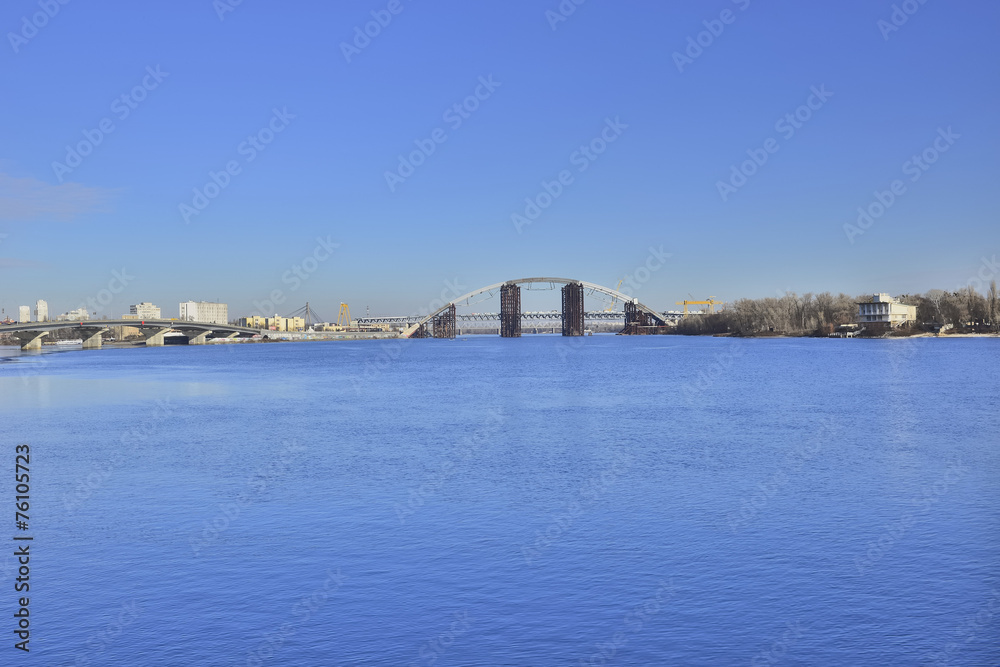 Вид на строящийся мост через Днепр