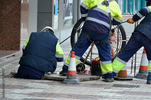 obreros trabajando en la calle