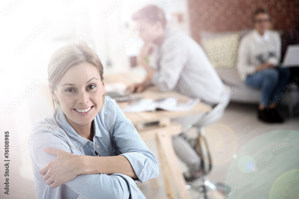 Obraz premium Smiling woman sitting in shared apartment