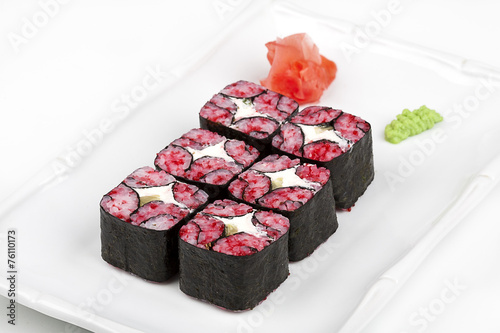 The mosaic sushi roll with tuna and tobico.