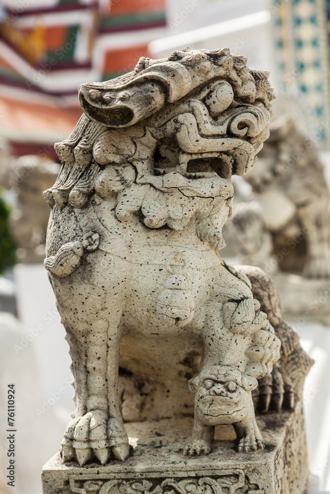 antike Hundeskulptur an einem thailändischen Tempel antike Hundeskulptur an einem thailändischen Tempel