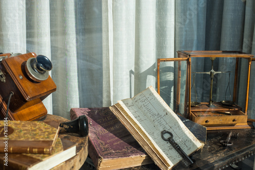 Esposizione oggetti antichi telefono e libri, vintage photo