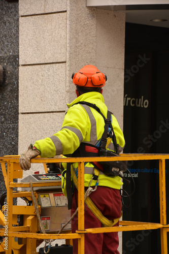 conduciendo una grua