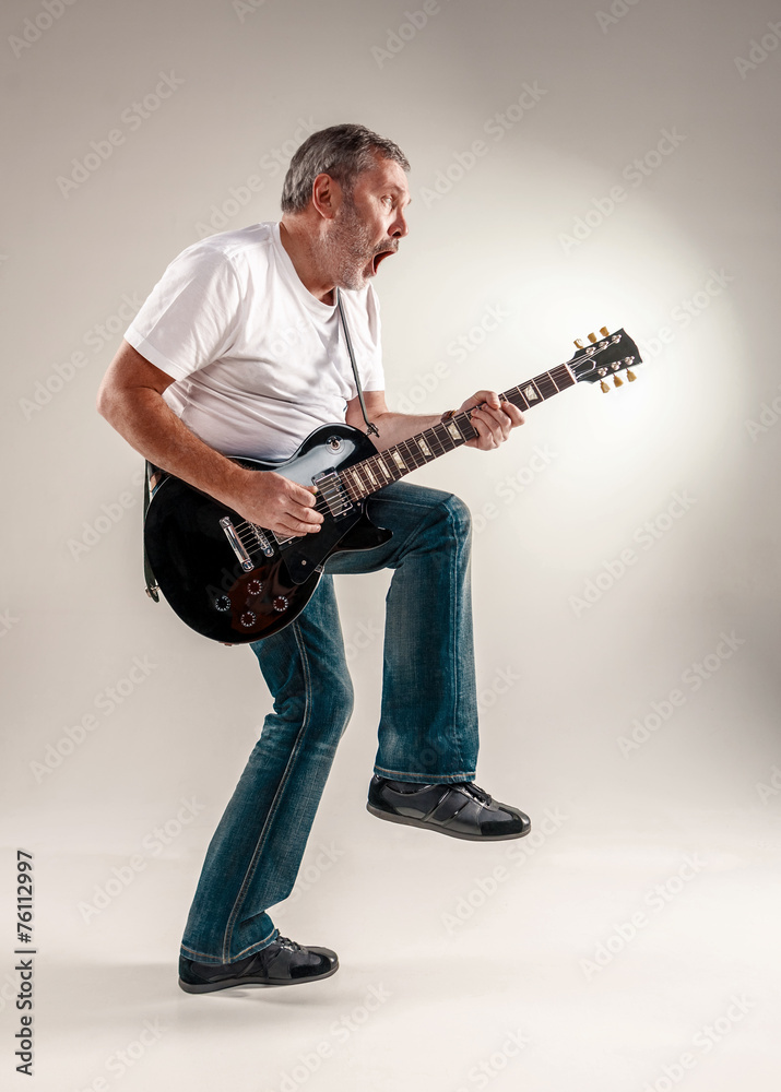 Obraz premium Full length portrait of a guitar player