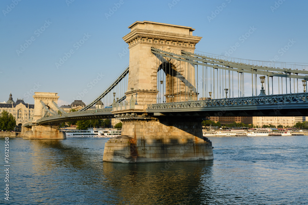 Obraz premium Chain bridge over Danube river in Budapest