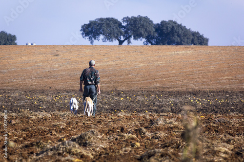 Cazadores con sus perros cazando © Trepalio