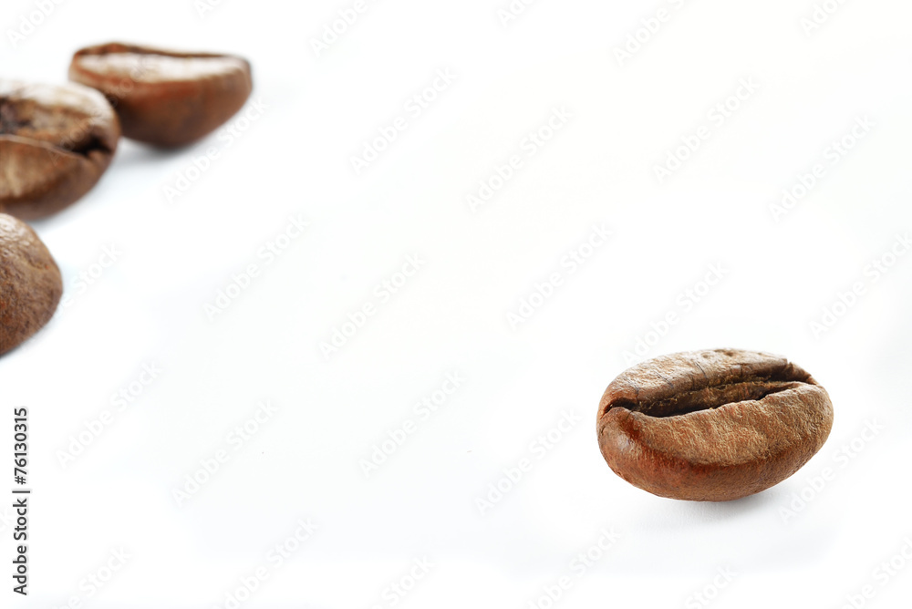 Fototapeta premium chicco di caffe isolato