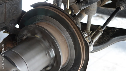 Auto machine grinding the brakes car