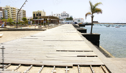 Foto Suelo levantado y roto en un parque de Arrecife, Lanzarote