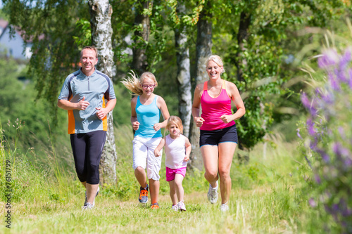 Familie beim Sport Jogging durch Feld 