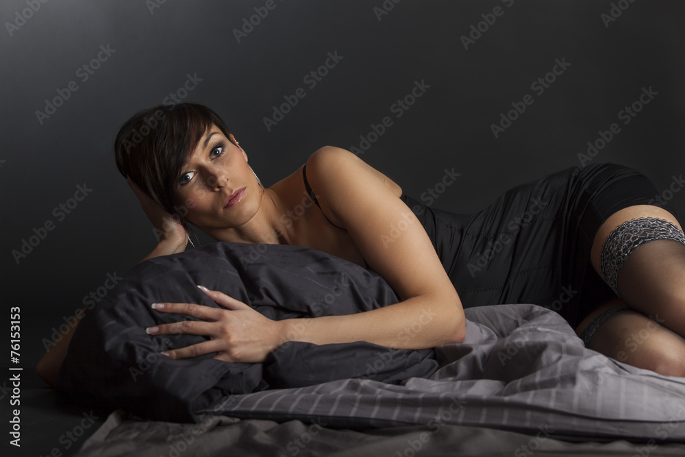 Frau im Bett liegend Frau im Bett liegend