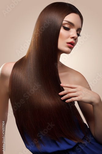 Fotografie Hair. Portrait of Beautiful Woman with Long Brown Hair. High qua