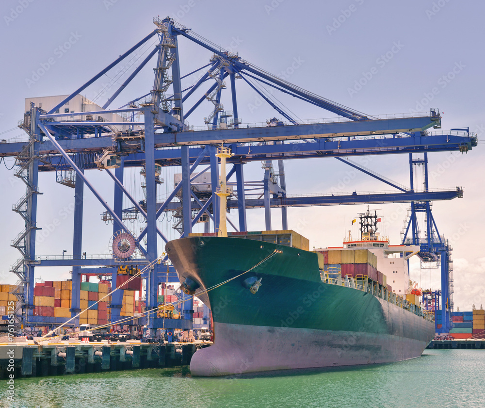 Fototapeta premium ship in port