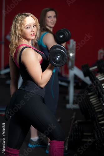 Girls do powerlifting exercises