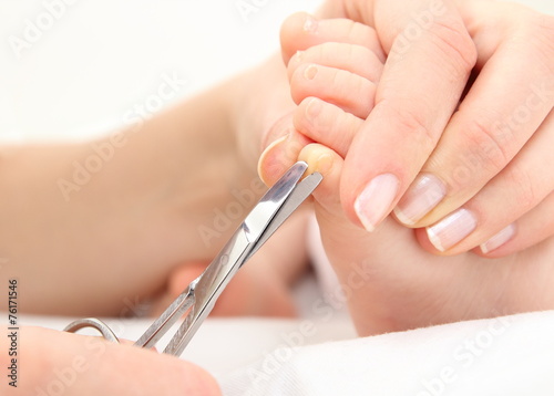 Mutter schneidet Baby die Zehennägel