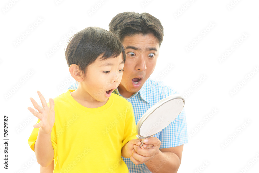 驚いた表情の親子