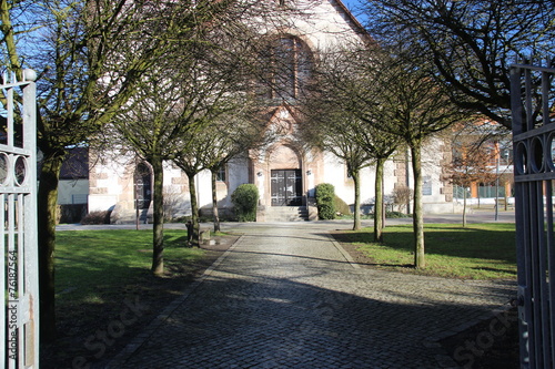 Zur Kirche