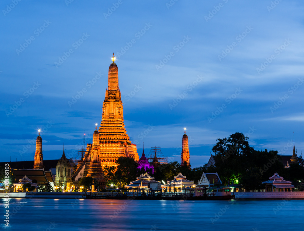 Fototapeta premium Wat Arun, The Temple of Dawn, at twilight, Bangkok, Thailand