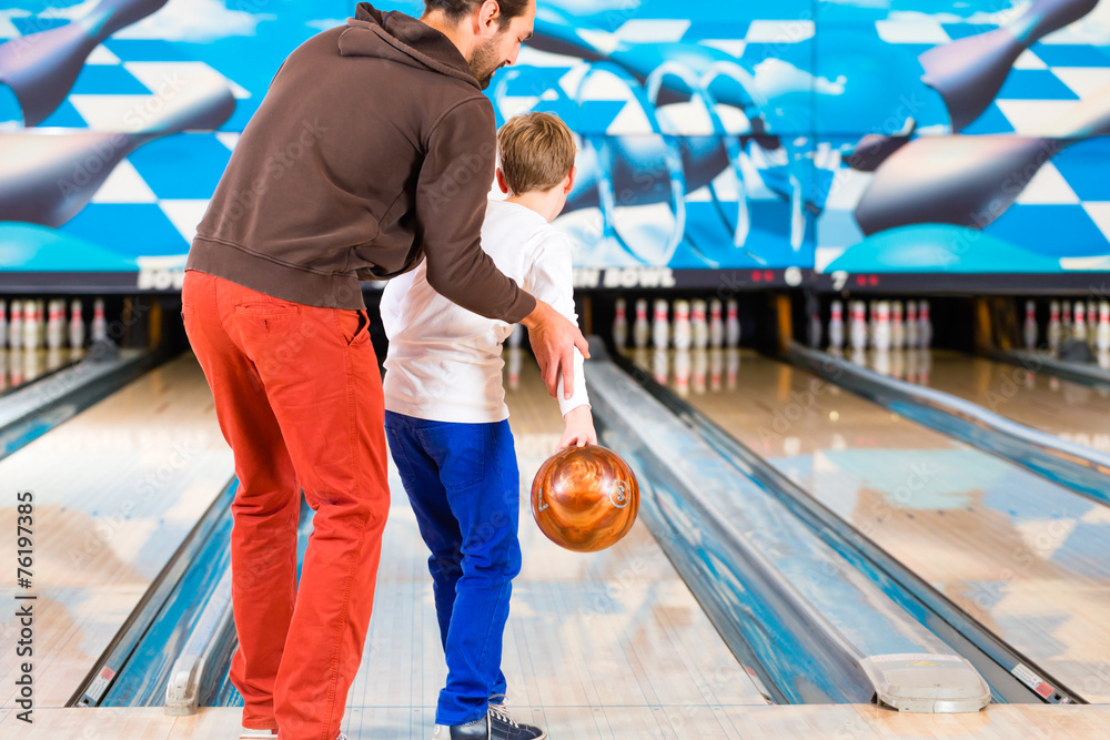 Naklejka premium Familie im Bowling Center