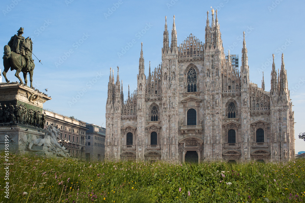 Piazza Duomo Milano con giardino verde Piazza Duomo Milano con giardino verde