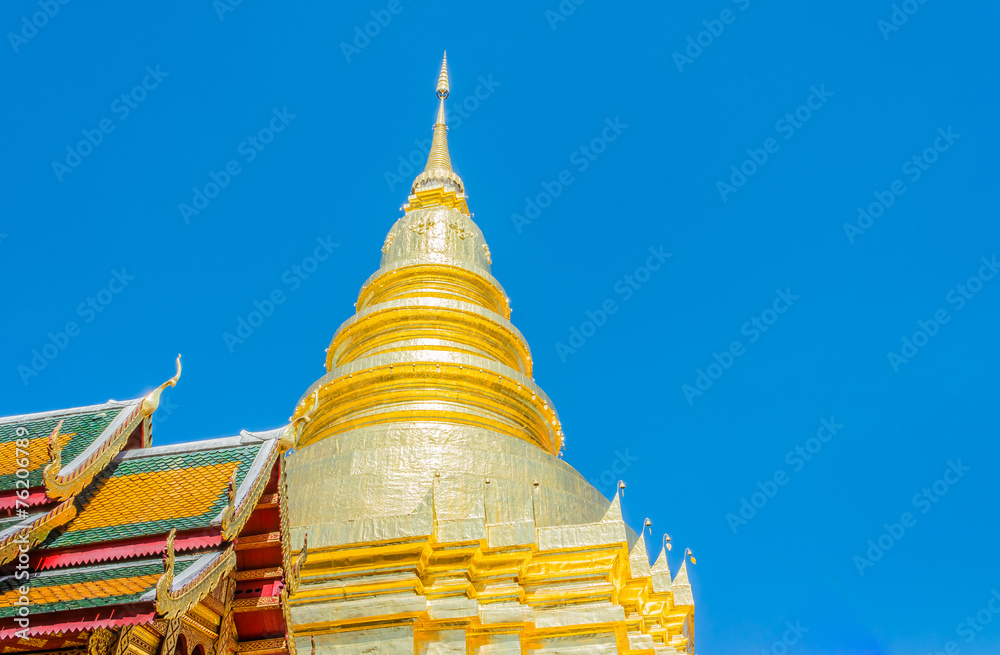 Naklejka premium Wat Phra That Hariphunchai, Thailand .