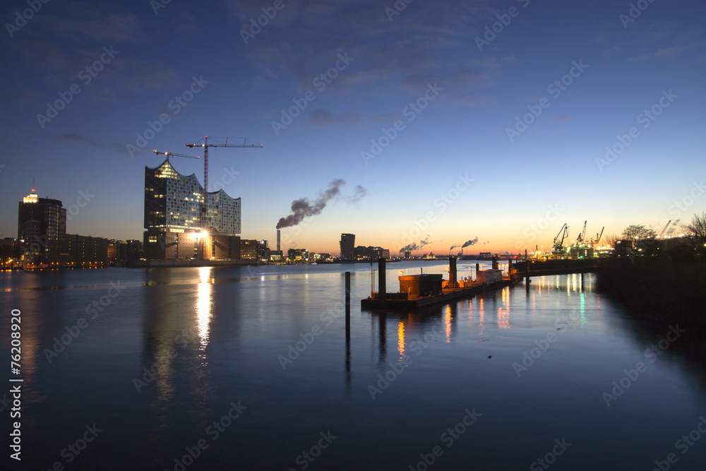 Hamburger Hafen mit Elbphilharmonie, Deutschland