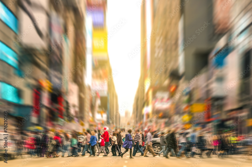 Naklejka premium Ludzi chodzących na ulicy Manhattan - Nowy Jork