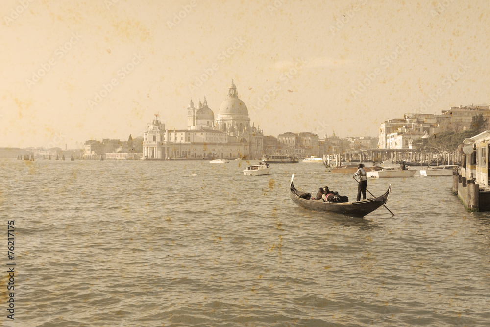 Fototapeta premium tourist in a gondola in vintage tone