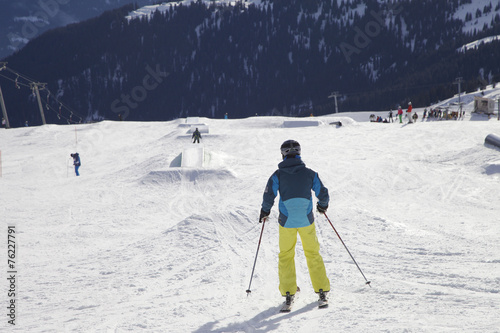 Skifahrer auf einer Skipiste in den Alpen