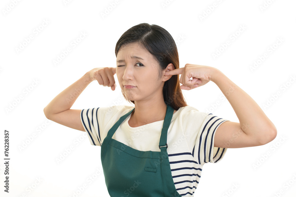 困った表情の女性