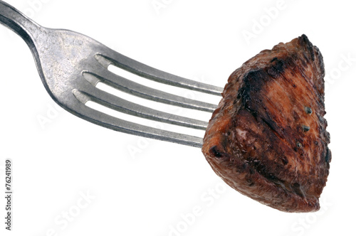 Morceau de bœuf braisé piqué sur une fourchette