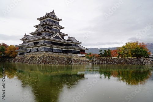 秋雨の松本城
