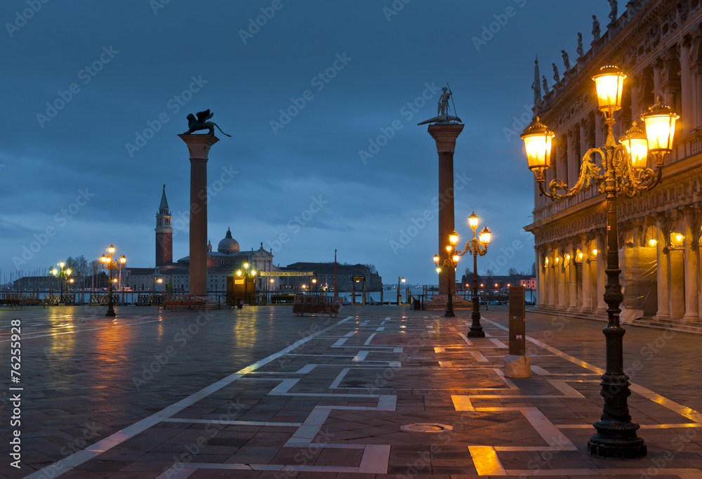 Naklejka premium Piazza San Marco at night in winter