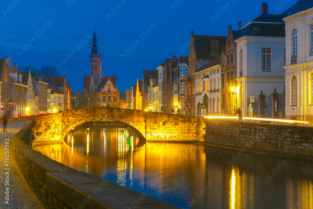 Night Canal Spiegel in Bruges, Belgium