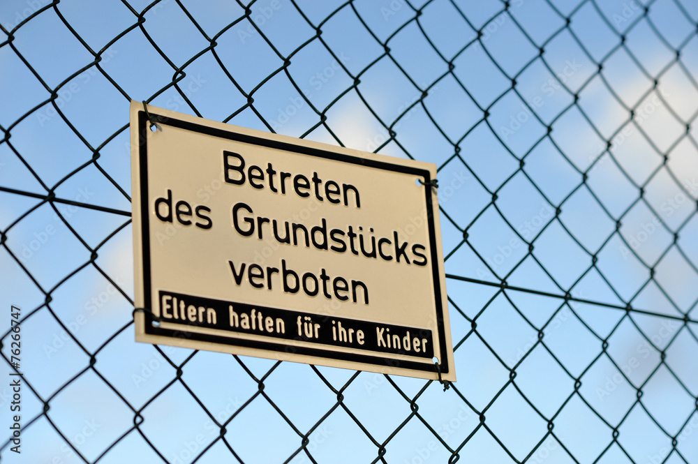 Betreten verboten, Schild, Privatgrundstück, Hausrecht, Zaun Betreten verboten, Schild, Privatgrundstück, Hausrecht, Zaun
