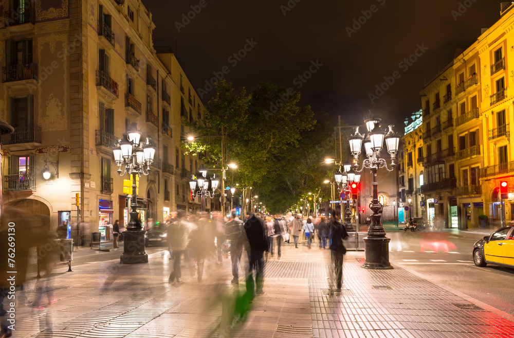 Naklejka premium Ulica La Rambla nocą w Barcelonie. Hiszpania