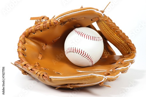Baseballhandschuh und Ball isoliert auf weißem Hintergrund photo