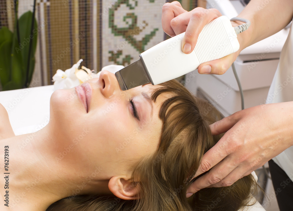 Naklejka premium Woman in a beauty salon doing massage