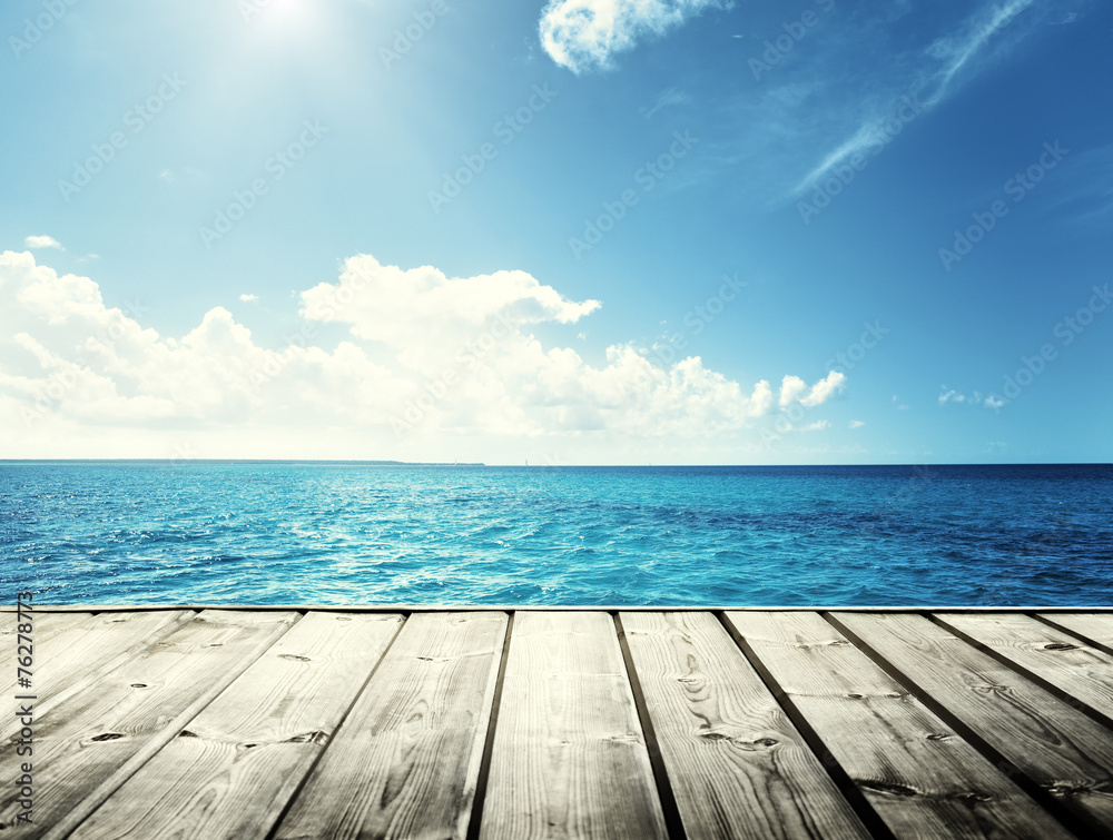 Obraz premium caribbean sea and wooden platform