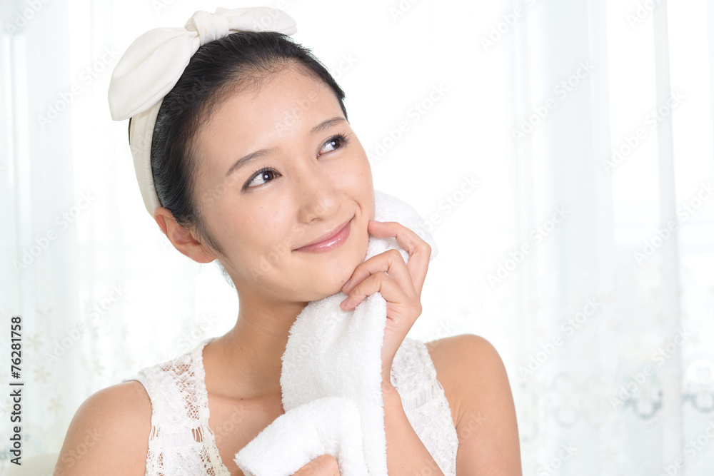 洗顔をする女性