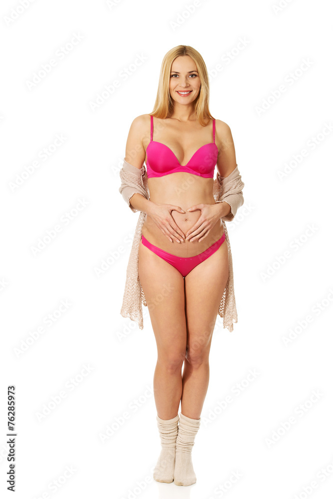Obraz premium Pregnant woman making heart shape