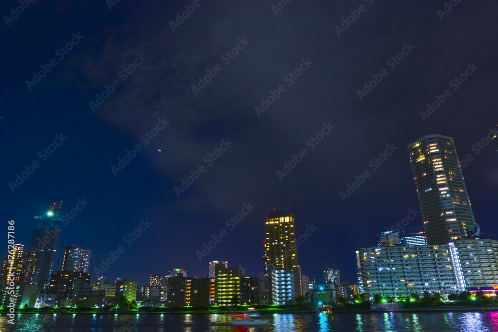 Fototapeta premium Tokyo riverside cityscape at night.