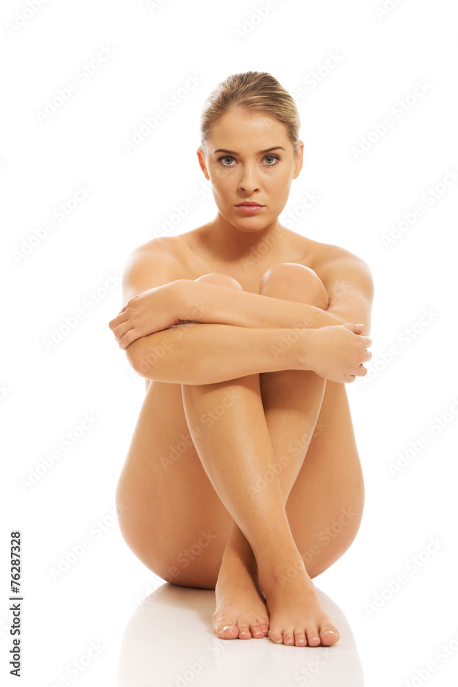 Obraz premium Nude woman sitting on the floor