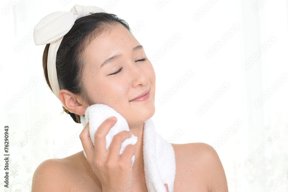 スキンケアをする女性 スキンケアをする女性