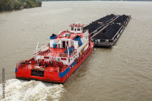 Canvas Print Tugboat Pushing a Heavy Barge