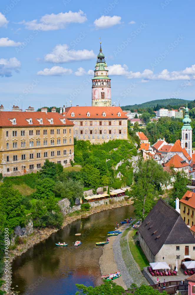Fototapeta premium Cesky Krumlov in vertical scene - castle and river