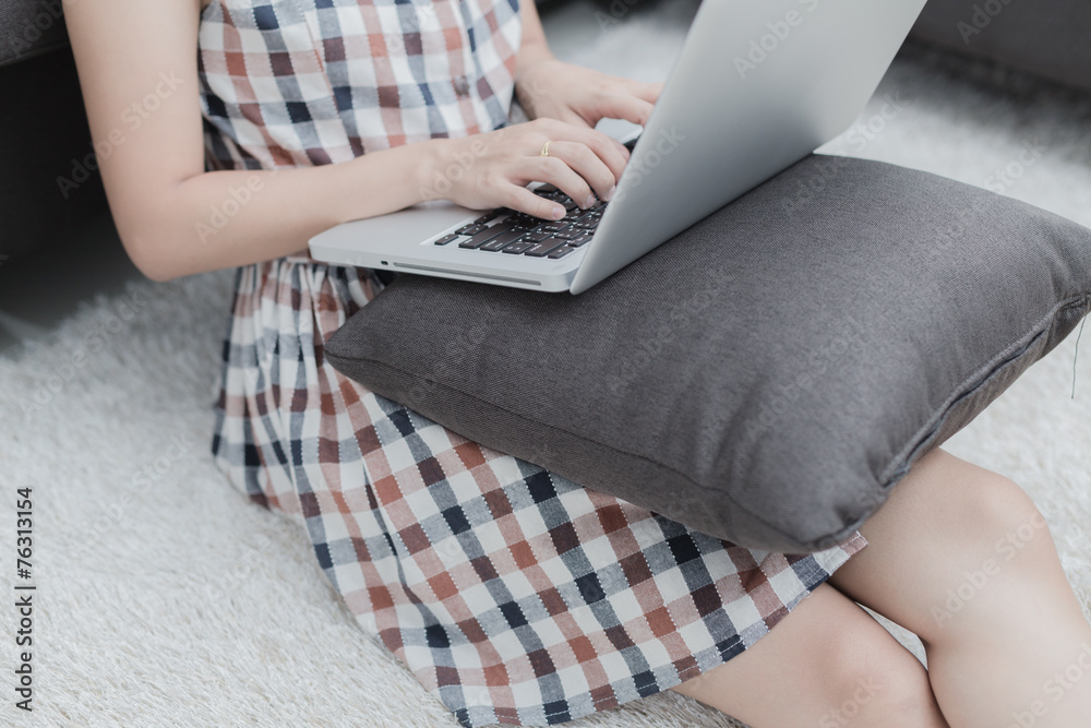 Naklejka premium Asian woman using laptop at home